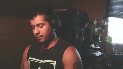 Milo online show from December 15, 6:15 pm