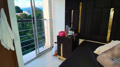 T H A I S  online show from March 29, 11:06 pm