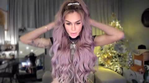 Queen Kylie online show from December 15, 11:01 am