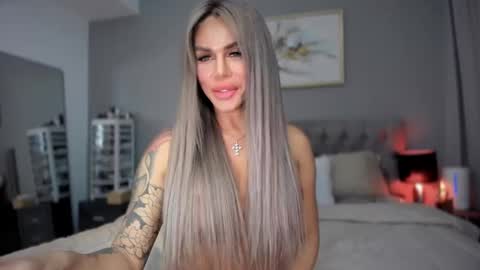 Queen Kylie online show from February 9, 1:22 am