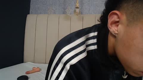 Thiago   online show from December 6, 11:52 pm