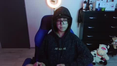 Snapshot of thomascooper_cams chatting on October 16, 12:21 am VALERIA online show from October 16, 12:21 am
