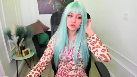 tiffanyyoun online show from April 5, 11:07 am