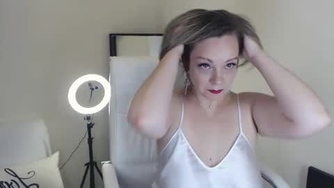 Snapshot of tilly_eliot chatting on February 22, 2:08 pm Tilly online show from February 22, 2:08 pm