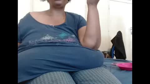 Snapshot of tinagiant chatting on January 28, 2:42 pm tinagiant online show from January 28, 2:42 pm