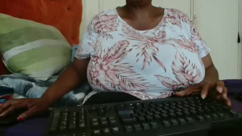 Snapshot of tinagiant chatting on February 6, 10:14 am tinagiant online show from February 6, 10:14 am