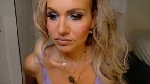 tinkerbell822 online show from March 24, 9:15 am