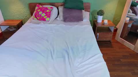 tiny_whore18 online show from June 14, 7:10 am