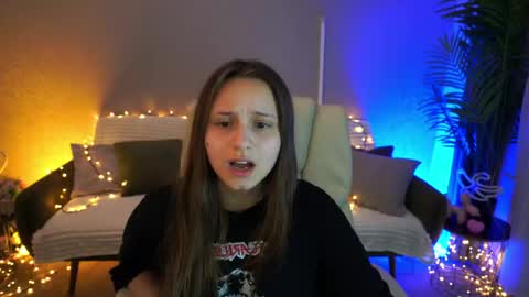 tinynataliee online show from May 18, 4:18 am