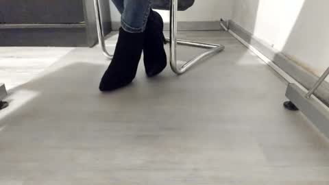 Snapshot of tired33 chatting on October 12, 2:48 am Anna online show from October 12, 2:48 am