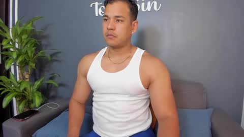 Tom Sin online show from December 14, 9:02 pm