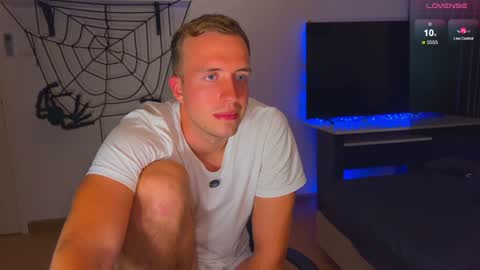 Snapshot of tommy_cumfinger chatting on December 15, 3:20 pm Tommy online show from December 15, 3:20 pm