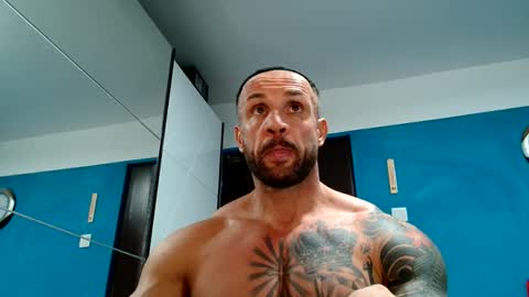 Snapshot of tridentmuscles chatting on October 10, 10:47 pm tridentmuscles online show from October 10, 10:47 pm