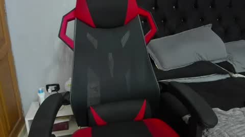 tyler_hank1 online show from July 15, 10:36 pm