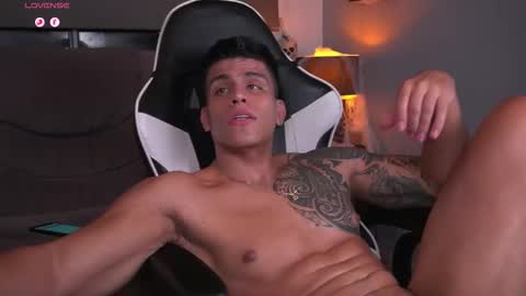 Snapshot of tyler_muscle chatting on October 12, 2:37 am David online show from October 12, 2:37 am