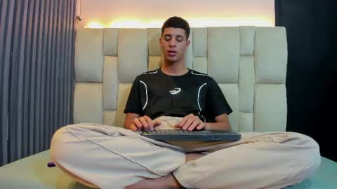 tyler_noir online show from July 15, 4:51 am