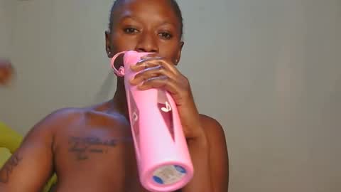 tynniee online show from February 12, 7:01 am