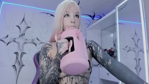 Snapshot of unachimbaherida chatting on February 3, 3:20 am Elle Danielle online show from February 3, 3:20 am