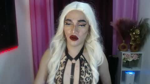 KENDALL online show from October 4, 9:45 pm