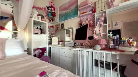 urlittlefilipina online show from January 7, 6:46 pm