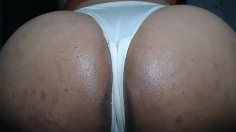 Snapshot of urslut_nicki chatting on October 27, 6:30 pm xaica online show from October 27, 6:30 pm