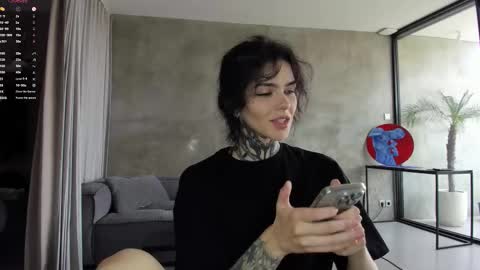 Snapshot of uwu_eva chatting on October 25, 4:02 am Eva online show from October 25, 4:02 am
