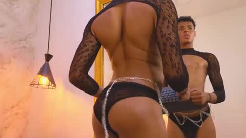Snapshot of valentino_thompson chatting on October 16, 9:13 pm valentino_thompson online show from October 16, 9:13 pm