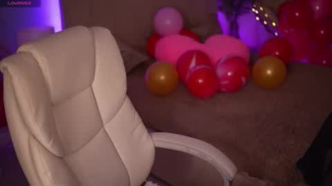 V A L E R Y  M U R online show from February 11, 7:50 pm