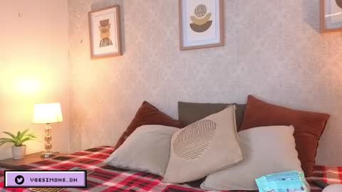 Vee Simons online show from February 4, 7:51 pm