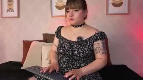 Vee Simons online show from October 21, 8:23 pm