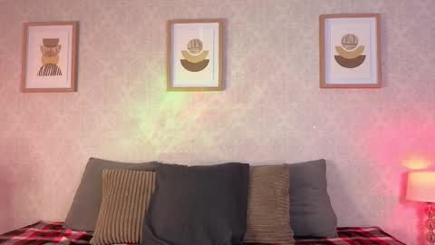 Vee Simons online show from October 17, 9:30 pm