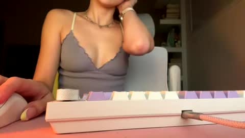 velvetfoxie online show from June 18, 5:57 am