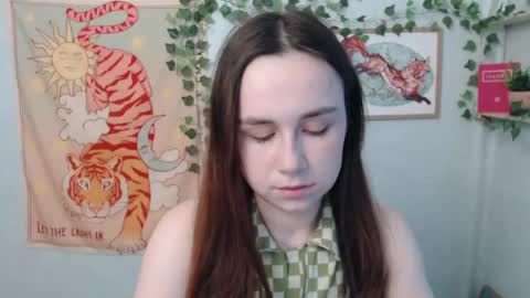 veryveryvery_shy online show from June 2, 5:53 am