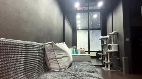 Esta online show from November 21, 4:38 pm