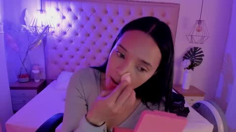 Snapshot of victoria_kitt chatting on October 12, 7:05 pm victoria_kitt online show from October 12, 7:05 pm