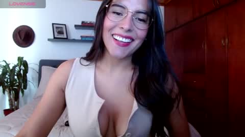 VICTORIA MARTELO online show from June 18, 4:45 pm