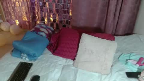 Snapshot of victoria_miler chatting on February 23, 2:07 am VICKY online show from February 23, 2:07 am