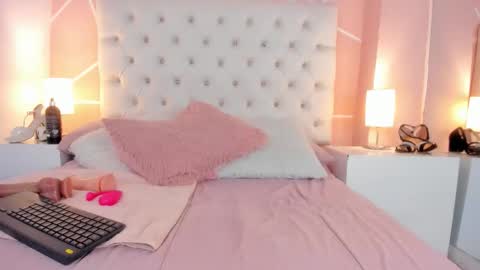 Snapshot of viictoriia_lopez chatting on September 27, 12:36 pm viictoriia_lopez online show from September 27, 12:36 pm