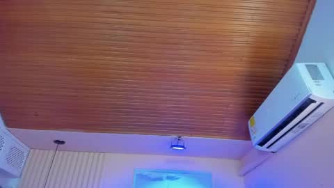 Viiolett online show from April 14, 7:50 pm