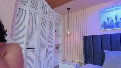 Snapshot of viiolett_lee chatting on September 18, 8:24 pm Viiolett online show from September 18, 8:24 pm