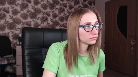 Snapshot of vikaericka chatting on December 17, 8:43 pm Vika online show from December 17, 8:43 pm