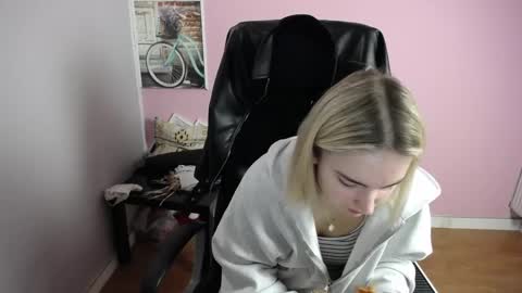 viktoria_lovely online show from April 17, 7:00 am