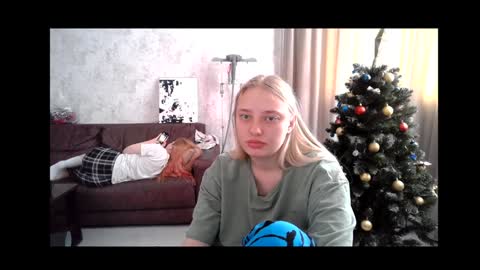 Snapshot of viktorlonsky chatting on December 25, 9:45 am viktorlonsky online show from December 25, 9:45 am
