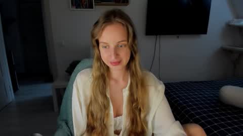 Snapshot of violet_blue_eyes chatting on September 20, 1:03 pm Violet online show from September 20, 1:03 pm