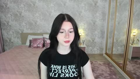 violetharmee online show from April 29, 11:37 am