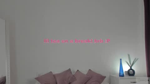 Snapshot of violetta_finch chatting on February 17, 4:28 pm violetta_finch online show from February 17, 4:28 pm
