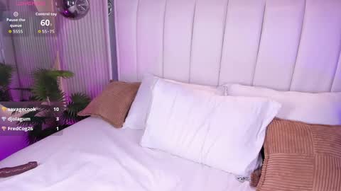 violettacolinss online show from May 13, 4:05 pm