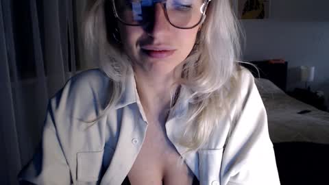 Snapshot of vivica_coke chatting on December 19, 4:46 pm VI       online show from December 19, 4:46 pm