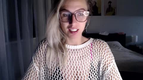 Snapshot of vivica_coke chatting on December 16, 4:16 pm VI       online show from December 16, 4:16 pm
