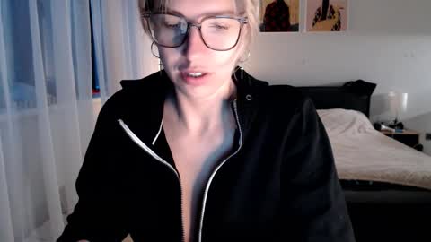 Snapshot of vivica_coke chatting on February 17, 5:04 am VI       online show from February 17, 5:04 am